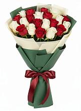 Букет Микс из красных и белых роз в Каз