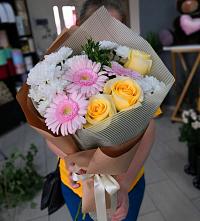 Букет цветов из:  Герберы, Розы и Хризантемы в Каз