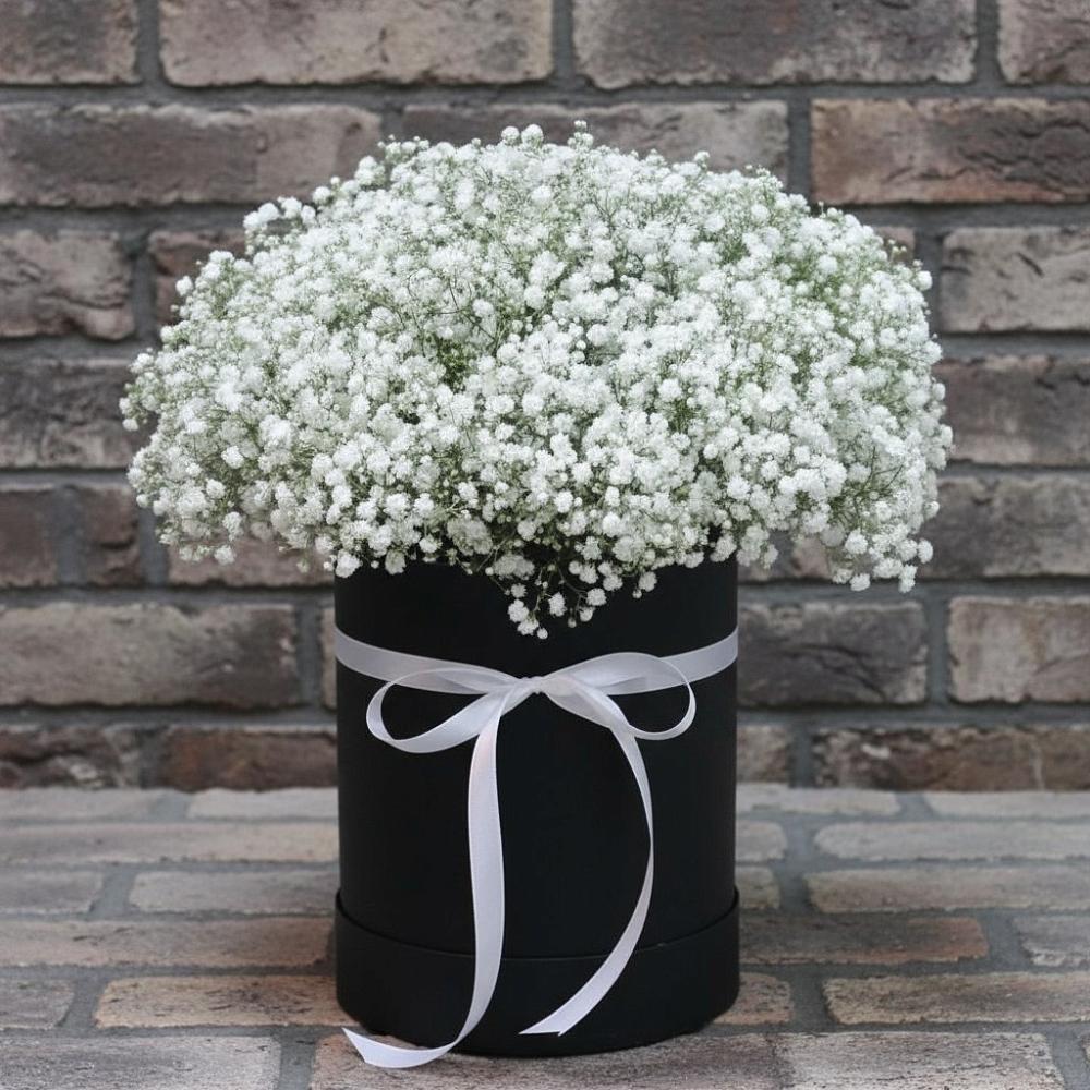 Цветочная композиция из Гипсофила в шляпной коробке в Каз