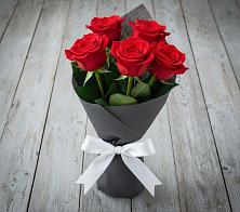 Букет 5 Красных роз Эдлесс Лав в Каз