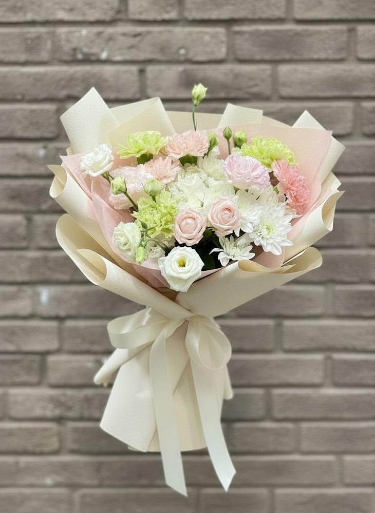 Букет цветов из: Гвоздики, Розы, Лизиантусы и Хризантемы в Каз