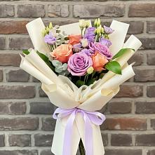 Букет цветов из:  Лизиантусы и Розы в Каз