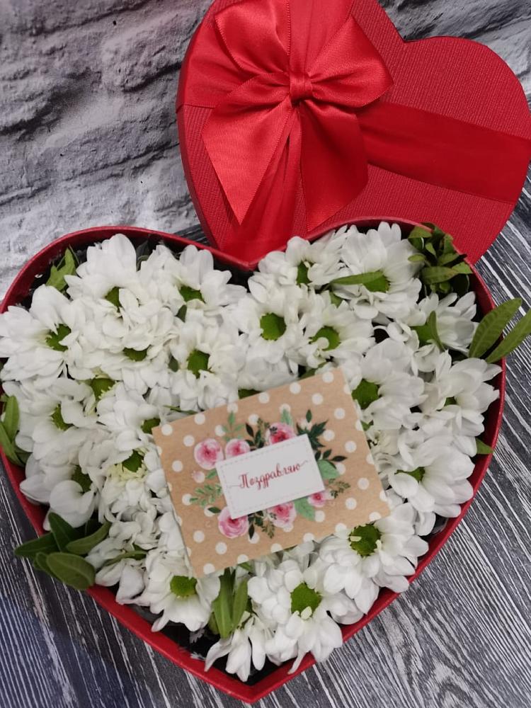 Цветочная композиция из Хризантемы в виде сердца в Каз