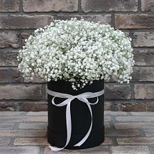 Цветочная композиция из Гипсофила в шляпной коробке в Каз