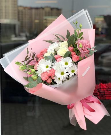 Букет цветов из: Розы, Лизиантусы и Хризантемы в Каз
