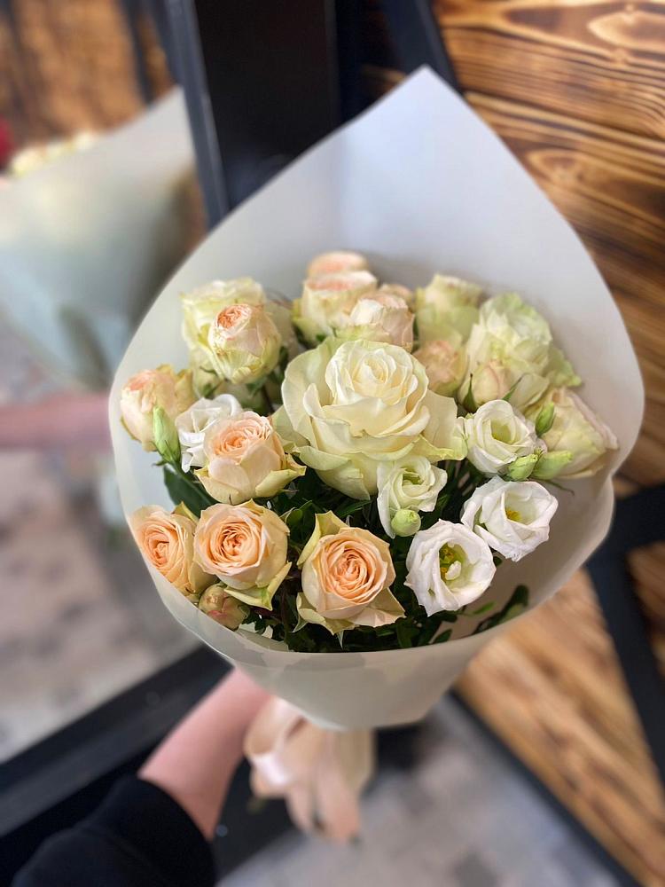 Букет цветов из: Розы и Лизиантусы в Каз